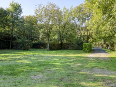 Emplacements pour tentes, caravanes, camping car et véhicules aménagés au camping La Salvinie