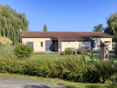 espace sanitaire avec douches, wc, lavaos, éviers et buanderie au camping la Salvinie