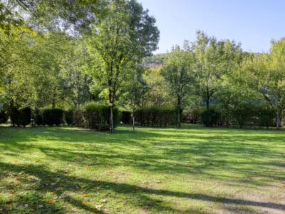 Emplacements pour tentes, caravanes, camping car et véhicules aménagés au camping La Salvinie