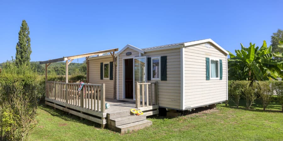 mobil home avec terrasse semi-couverte au camping La salvinie