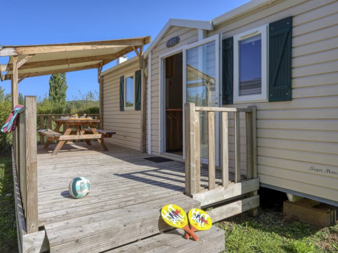 Mobil home confort 2 chambres 5/6p, terrasse semi couverte au camping La Salvinie