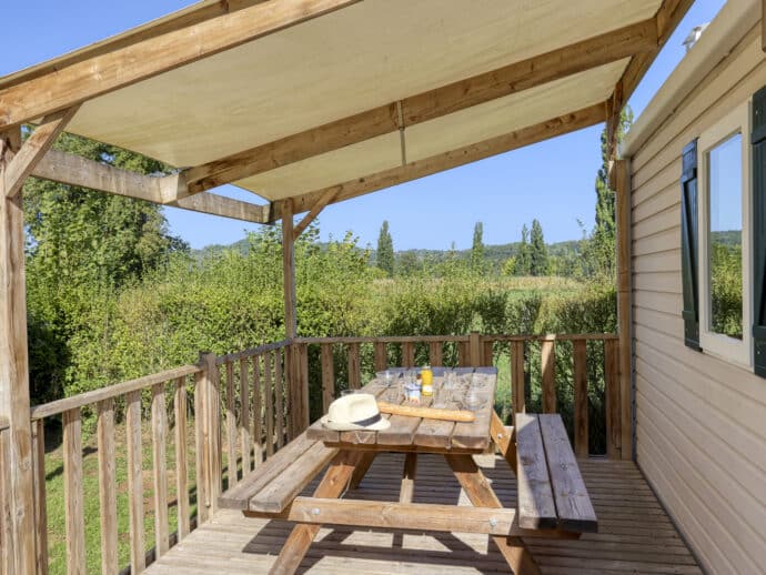 Terrasse semi couverte mobil home confort 2 chambres 4/5p au camping La Salvinie