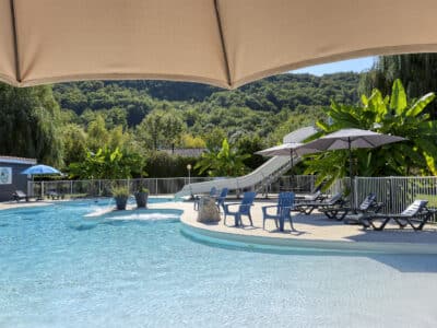 Piscine eau bleu au camping la Salvinie