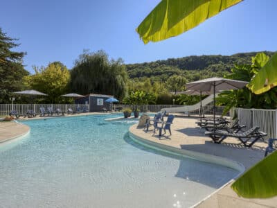 Piscine au bleu envoutant au camping La salvinie