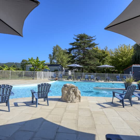 Farniente au bord de la piscine au camping La Salvinie