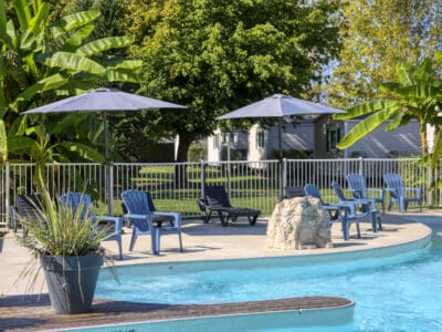 Piscine avec bain de soleil et parasol au camping La salvinie