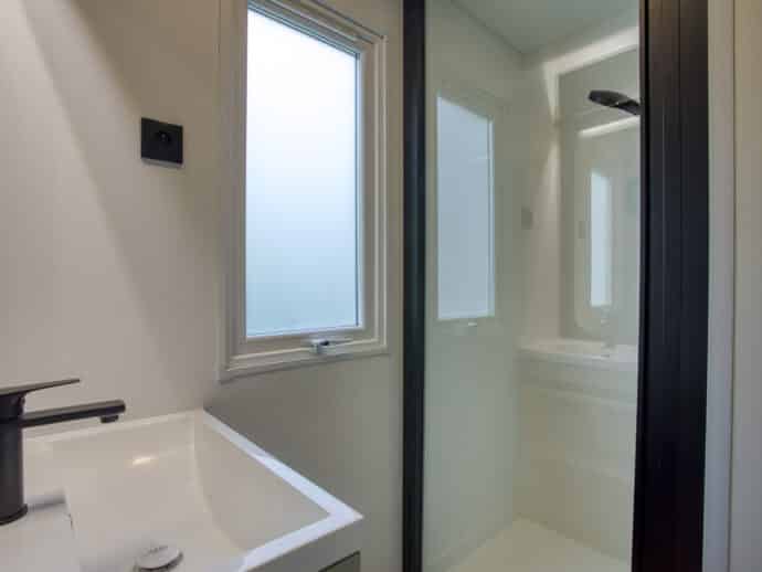 Salle de douche mobil home grand confort 26m2 au camping La Salvinie