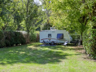 Emplacements pour tentes, caravanes, camping car et véhicules aménagés au camping La Salvinie