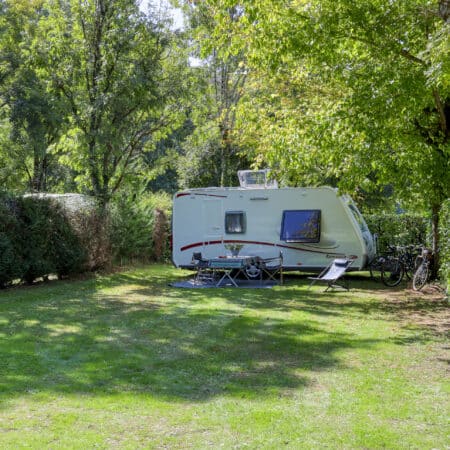 Emplacement nu pour caravane, tente, camping car au camping la Salvinie