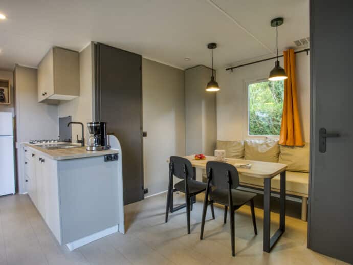 intérieur obil home grand confort 26m2 au camping La Salvinie