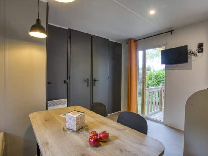 pièce de vie mobil home grand confort 26m2 au camping La Salvinie
