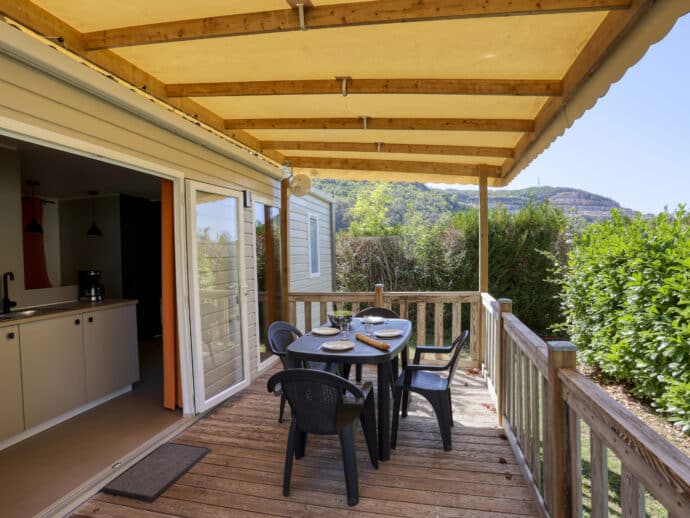 Terrasse mobil home grand confort 26m2 au camping La Salvinie
