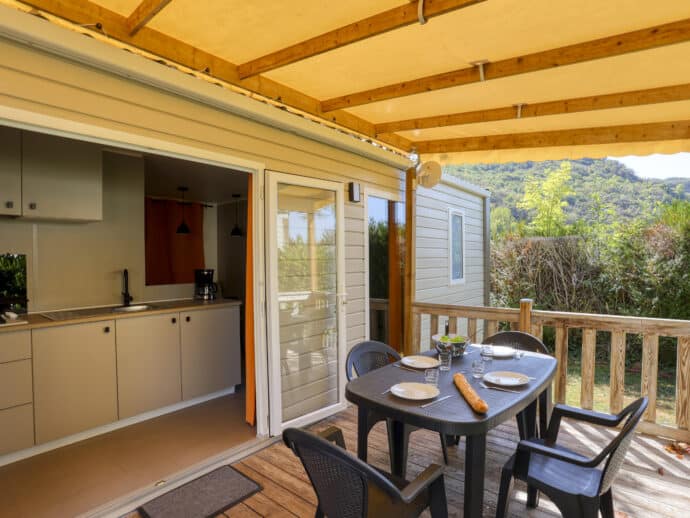 Terrasse mobil home grand confort 26m2 au camping La Salvinie