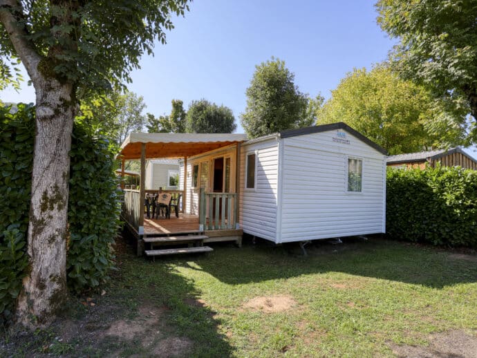 mobil home confort deux chambres terrasse couverte côté are de jeux au camping La Salvinie