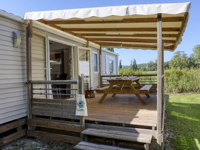 terrasse Mobil home privilège 3 chambres 2 salles de douche au camping La Salvinie