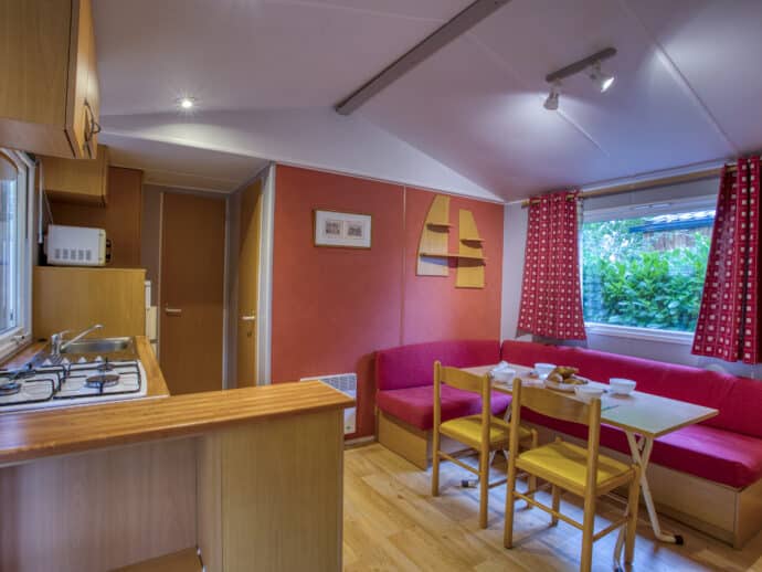 Pièce de vie mobil home confort 2 chambres au camping La salvinie