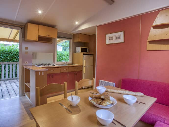 Pièce de vie mobil home confort 2 chambres au camping La salvinie