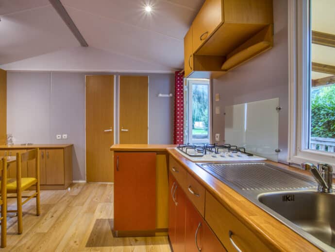 Pièce de vie mobil home confort 2 chambres au camping La salvinie