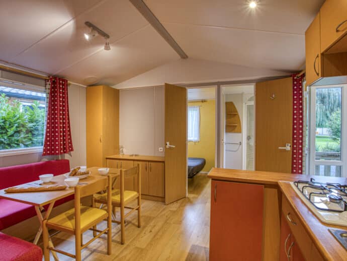 Pièce de vie mobil home confort 2 chambres au camping La salvinie