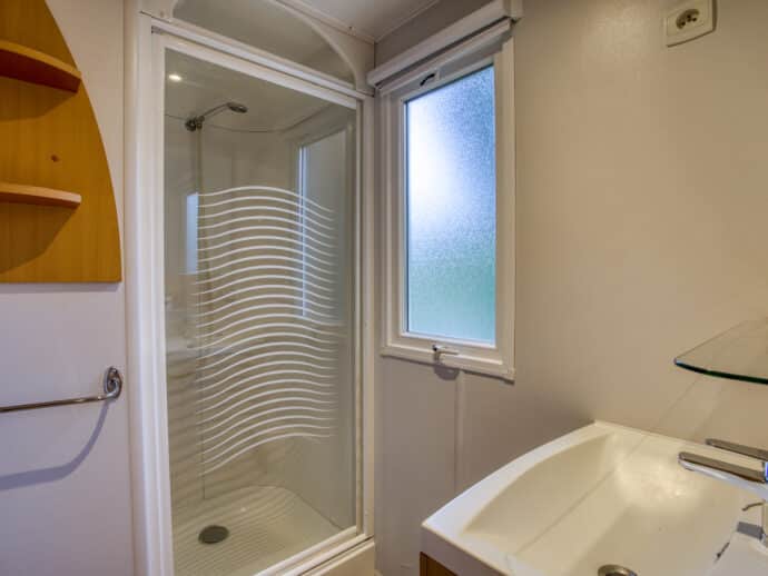 Salle de douche mobil home confort 2 chambres au camping La salvinie