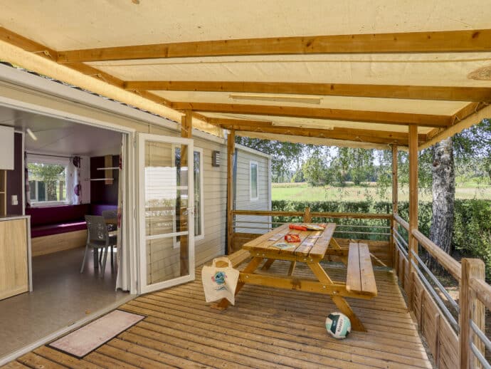 terrasse avec table forestière Mobil home confort plus au camping la Salvinie
