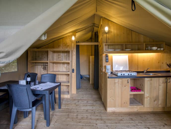Tente safari Lodge avec sanitaire au camping La Salvinie