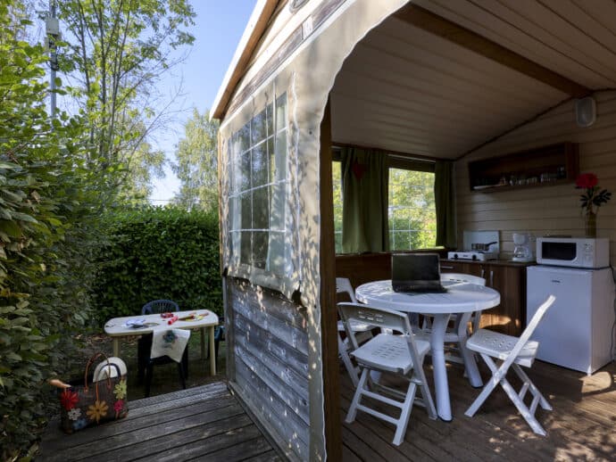 Piece de vie cabane Vacancial sans sanitaire au Camping La salvinie