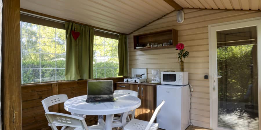 cabane vacancial sans sanitaire au Camping la salvinie, pièce de vie .