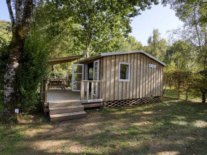 tithome bois sans sanitaire avec terrasse au camping La Salvinie