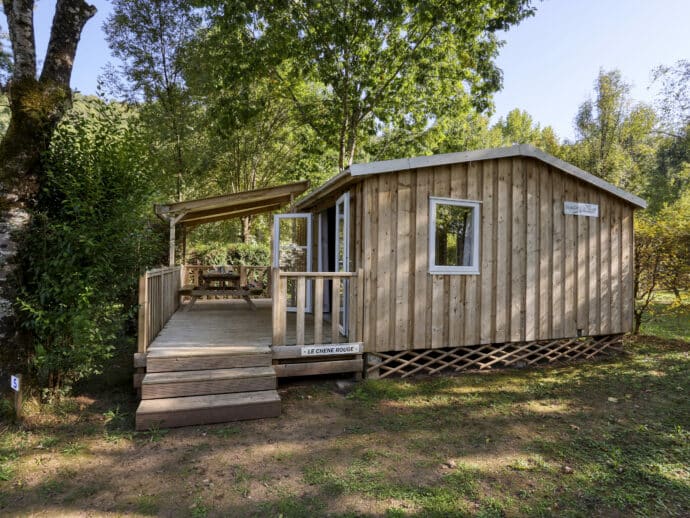 tithome bois sans sanitaire avec terrasse au camping La Salvinie