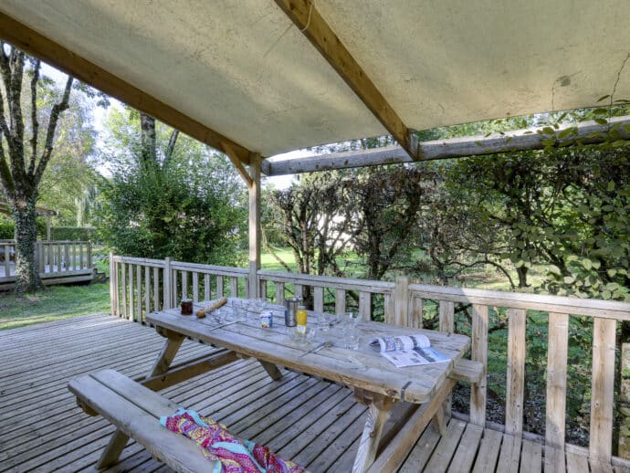 tithome bois sans sanitaire avec terrasse au camping La Salvinie