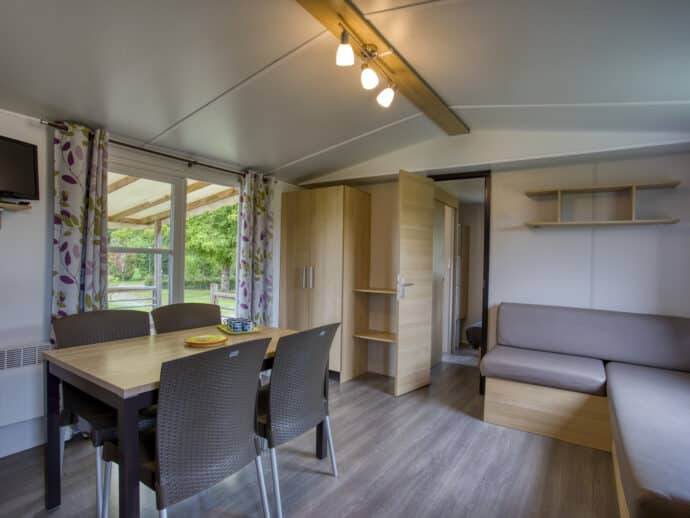 Intérieur Mobil home privilège 3 chambres 2 salles de douche au camping La Salvinie