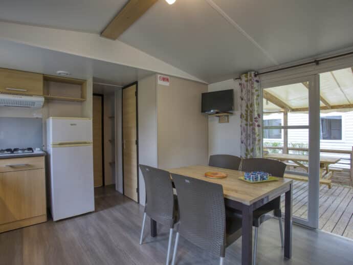 Intérieur Mobil home privilège 3 chambres 2 salles de douche au camping La Salvinie