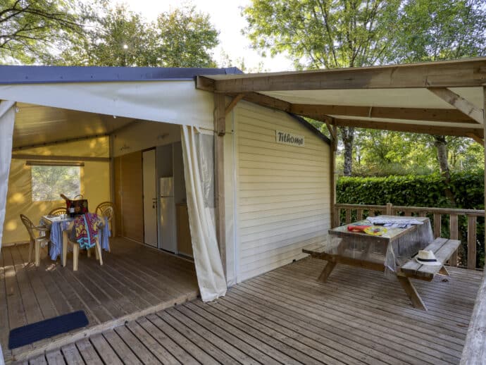 terrasse Tithome bâche sans sanitaire au camping la Salvinie