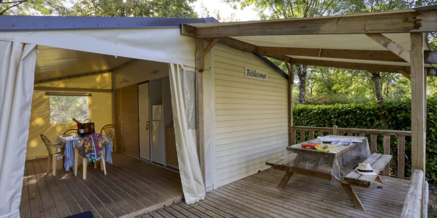 Cabane sans sanitaire Tithome bâche au camping La Salvinie
