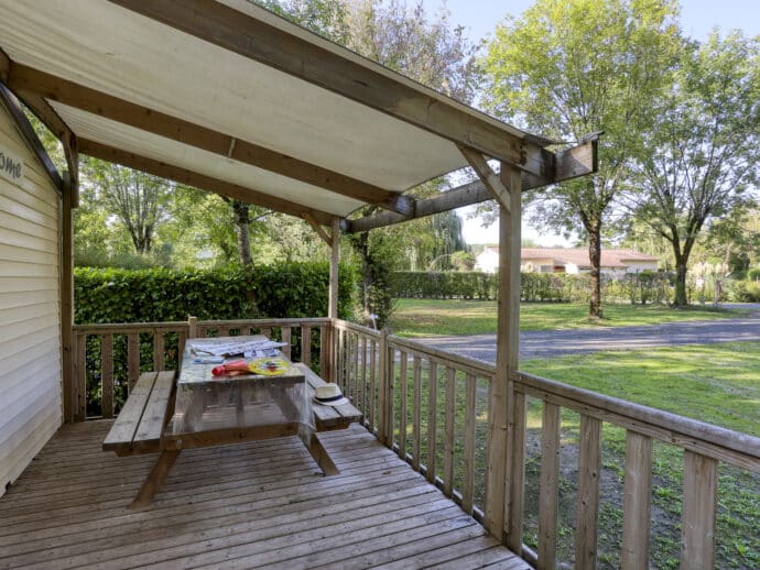terrasse Tithome bâche sans sanitaire au camping la Salvinie