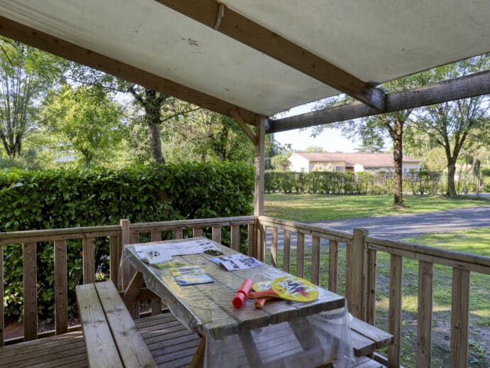 table forestière sur terrasse tithome bâche sans sanitaire au camping La Salvinie