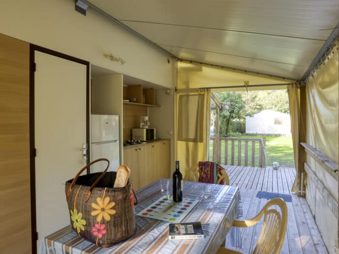 pièce de vie tithome bâche sans sanitaire au camping La Salvinie