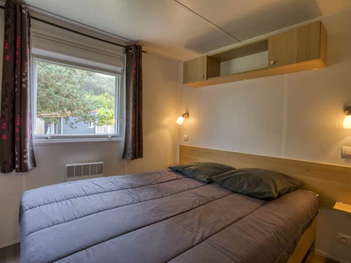 chambre parentale avec salle de douche Mobil home privilège 3 chambres 2 salles de douche au camping La Salvinie