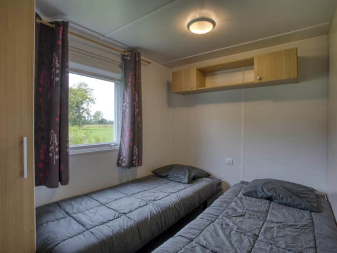 chambre 2 lits, Mobil home privilège 3 chambres 2 salles de douche au camping La Salvinie