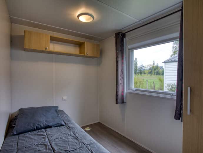 chambre 2 lits dont 1 lit gigogne, Mobil home privilège 3 chambres 2 salles de douche au camping La Salvinie