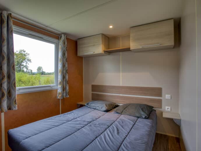 lit double Mobil home confort plus au camping la Salvinie