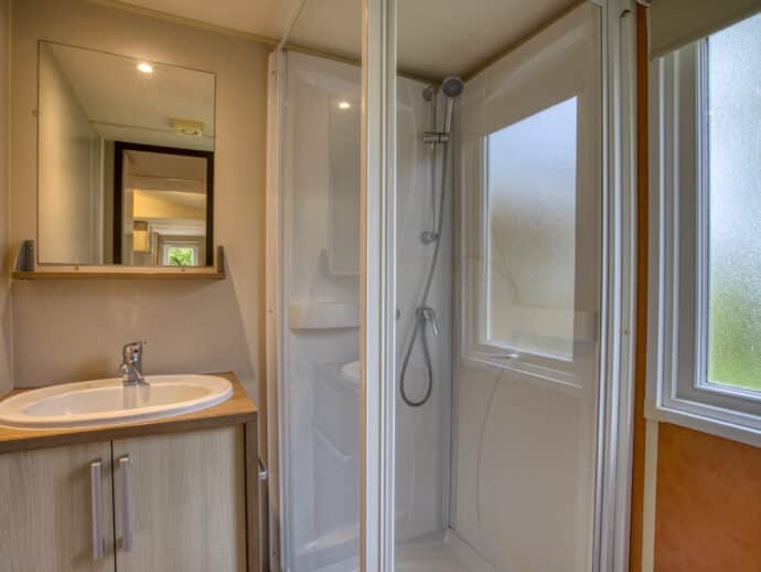 salle de douche Mobil home confort plus au camping la Salvinie