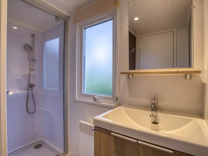 salle de douche Mobil home confort plus au camping la Salvinie