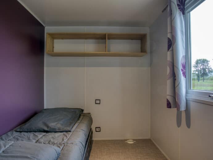 chambre 2 lits dont un lit gigogne  mobil home confort 3 ch au camping La Salvinie