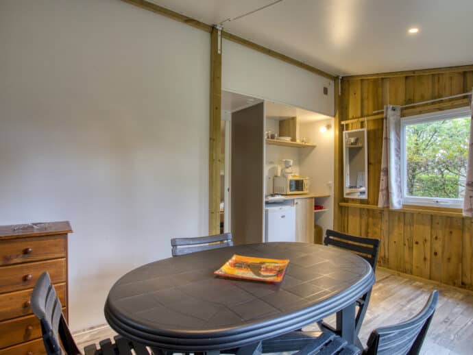 intérieur tithome bois sans sanitaire au camping la Salvinie