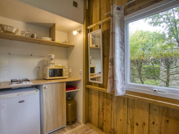 intérieur tithome bois sans sanitaire au camping la Salvinie