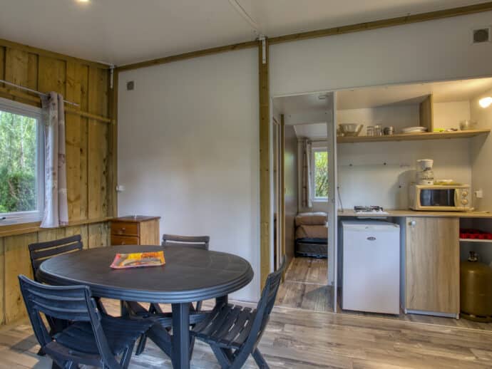 intérieur tithome bois sans sanitaire au camping la Salvinie