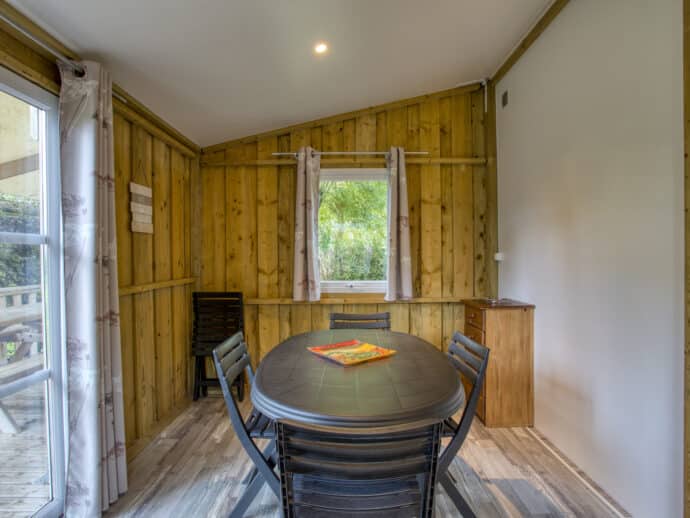 intérieur tithome bois sans sanitaire au camping la Salvinie