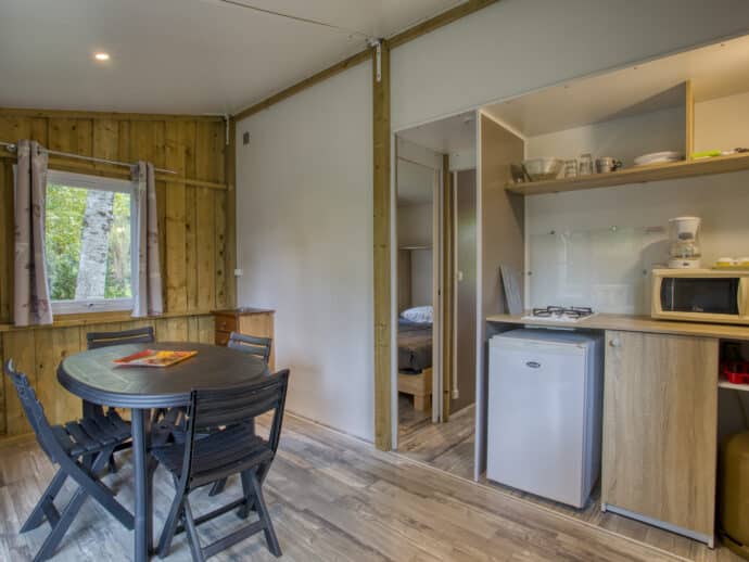 intérieur tithome bois sans sanitaire au camping la Salvinie